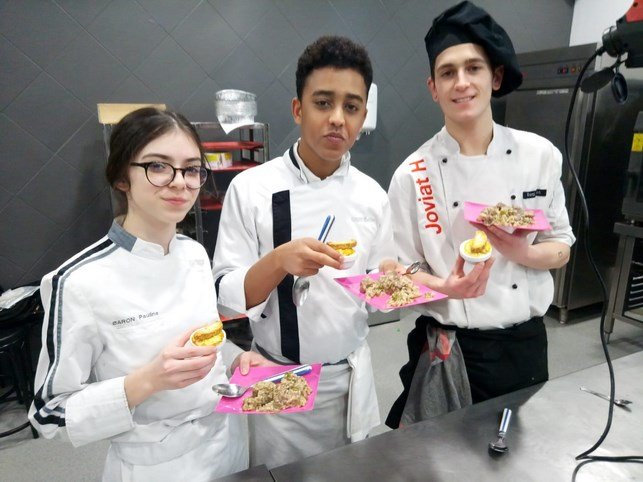 Jeunes étudiants en cuisine